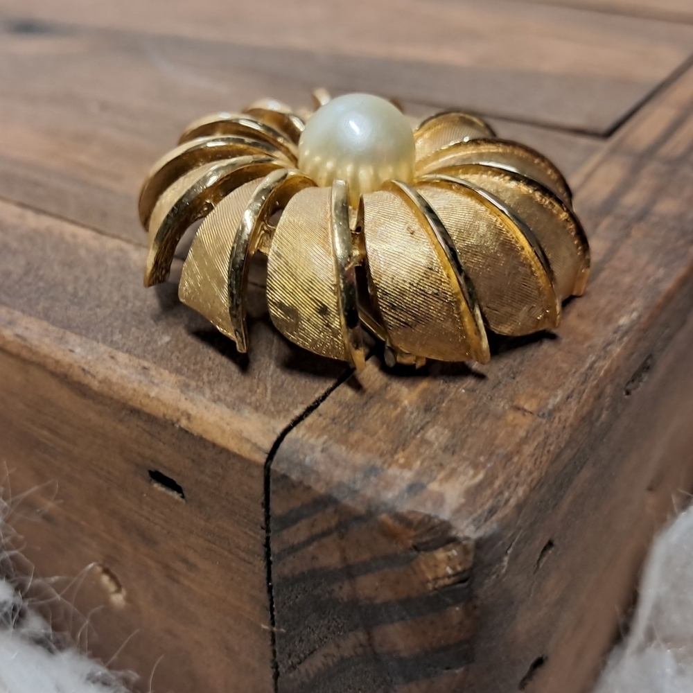 Elegant Gold and Pearl Costume Brooch - Picture 4 of 6